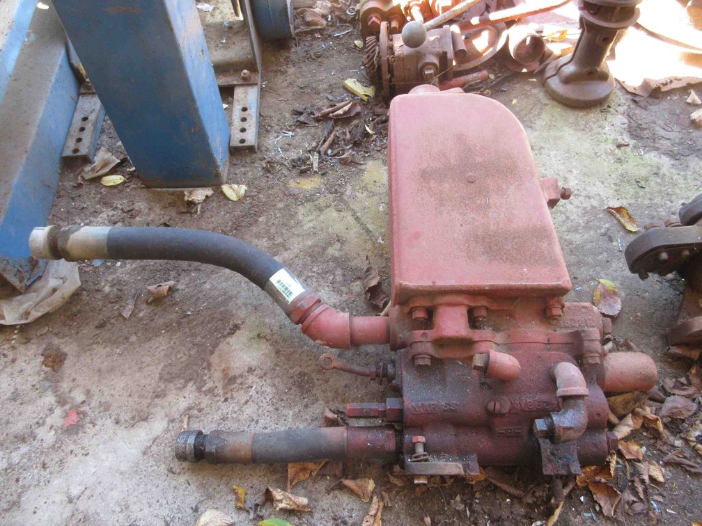 Hydraulic tank with pump