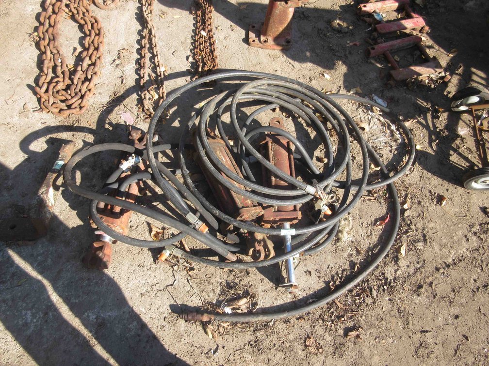 Group of hydraulic cylinders and hoses