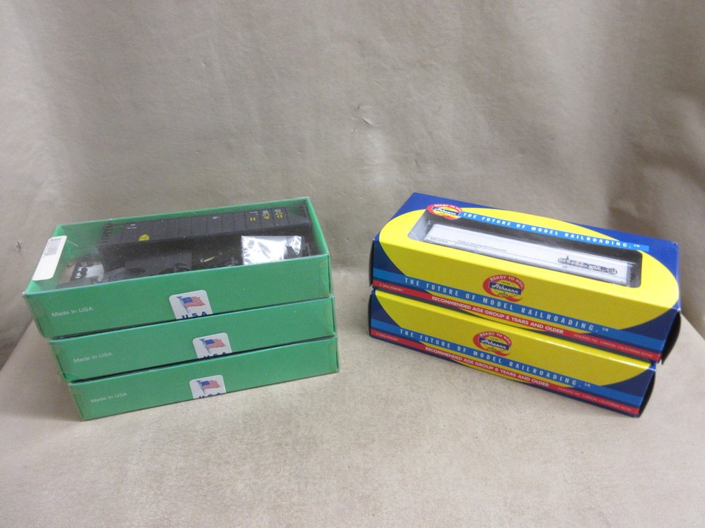 (5) HO scale train cars