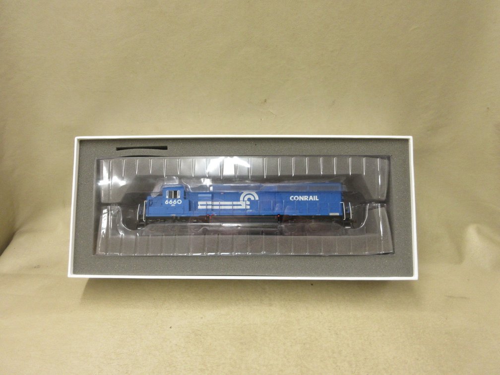 Genesis  Conrail  SD45-2 6660 HO scale train engine