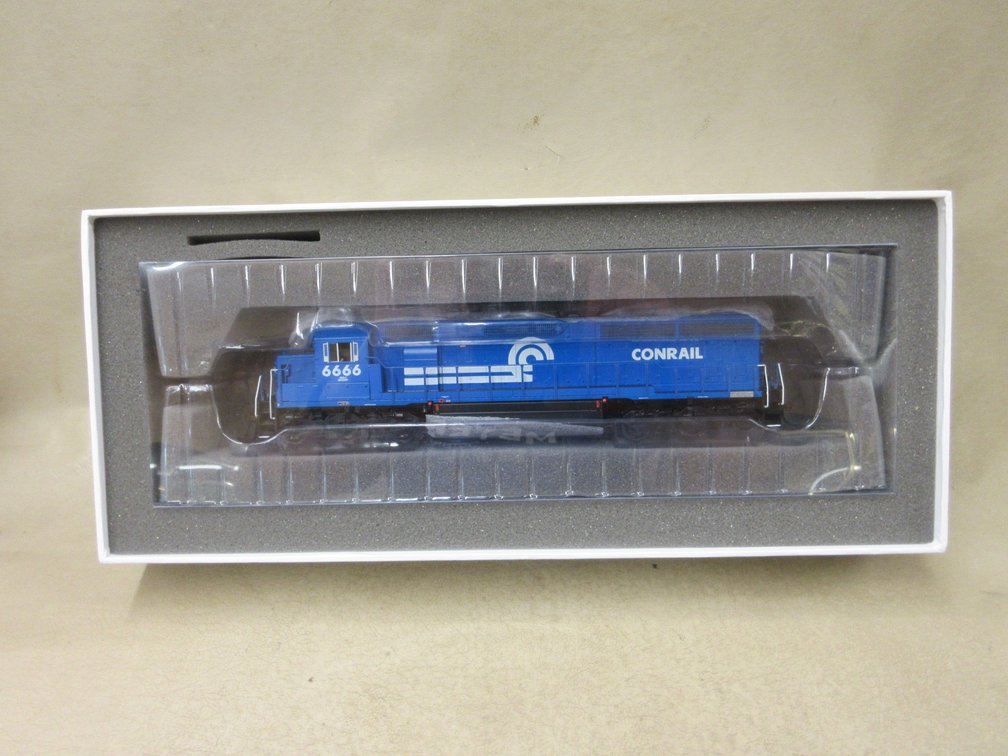Genesis  Conrail  SD45-2 6666 HO scale train engine