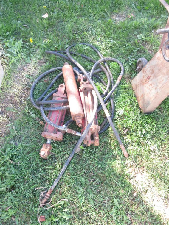 Group of hydraulic cylinders