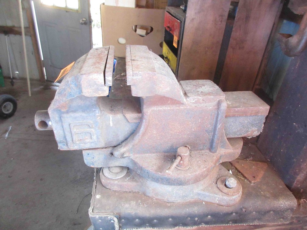Bench vise with anvil back