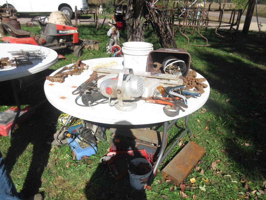 Lifetime round plastic folding table