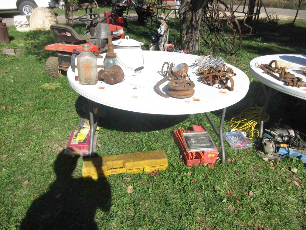 Lifetime round plastic folding table