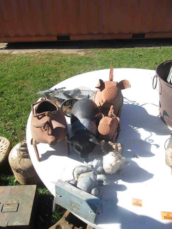 Group of pig garden d\uFFFdcor
