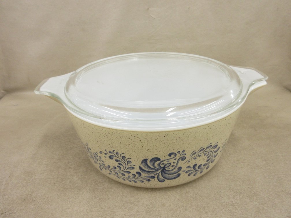 Pyrex casserole bowl with lid