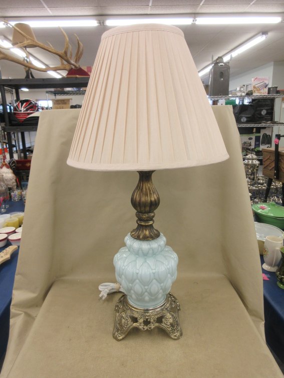 Electric table lamp with shade