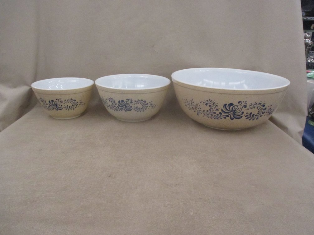 (3) Pyrex bowls