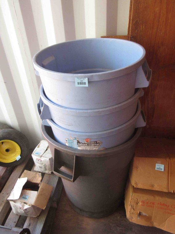 (4) Plastic garbage cans