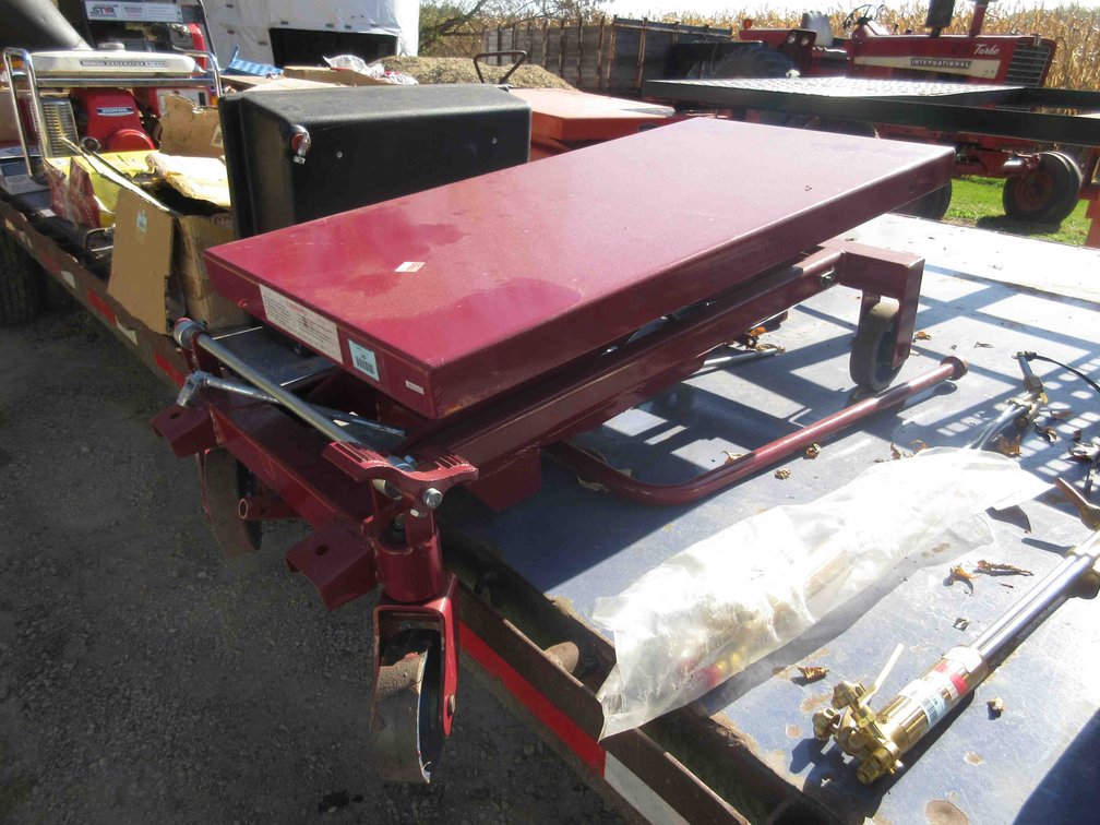 Northern Industrial 1650lb hydraulic lift table