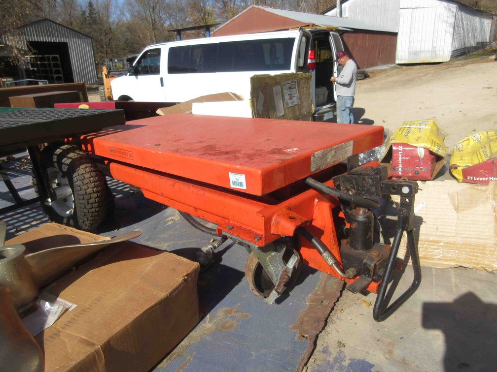 Hydraulic lift table