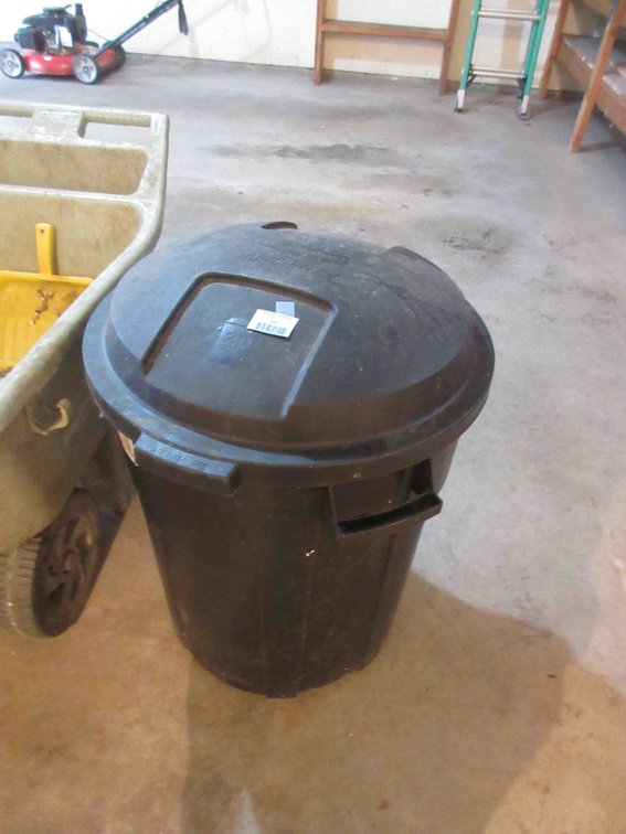 Rubbermaid Roughneck garbage can with lid