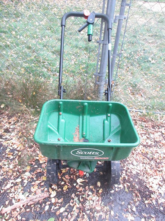 Scotts 3000 fertilizer spreader