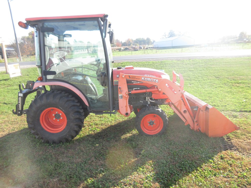 Kubota B3350 utility wide front tractor with cab and front loader (runs and drives)