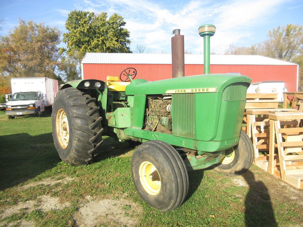 John Deere 5010 wide front tractor (runs and drives)