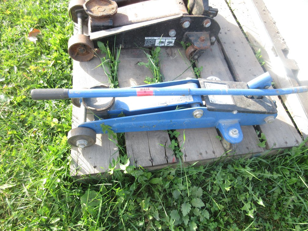Hydraulic floor jack
