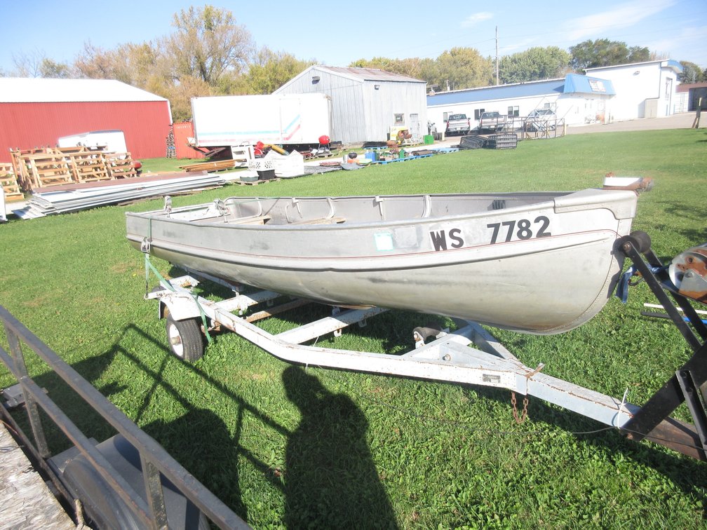 Aluminum fishing boat 14'L on trailer