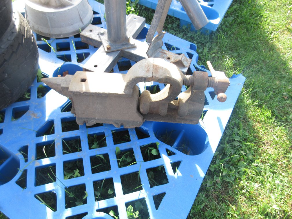Heavy duty bench vise