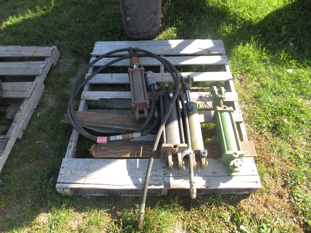 (4) Hydraulic rams