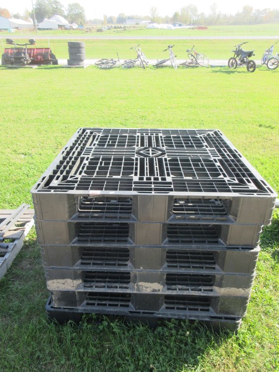 (6) Plastic pallets