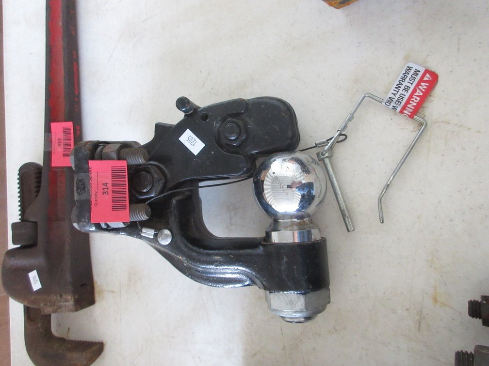 Locking hitch unit, pinacle