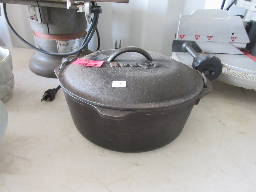 Lodge cast metal Dutch Oven