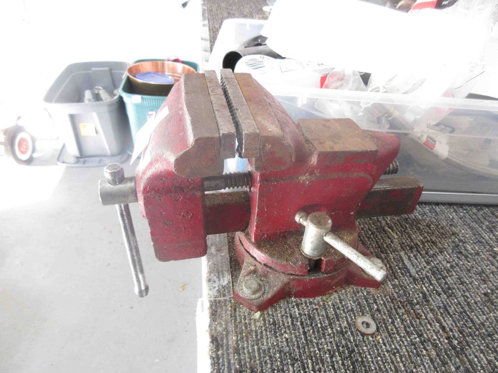 Bench vise with anvil back