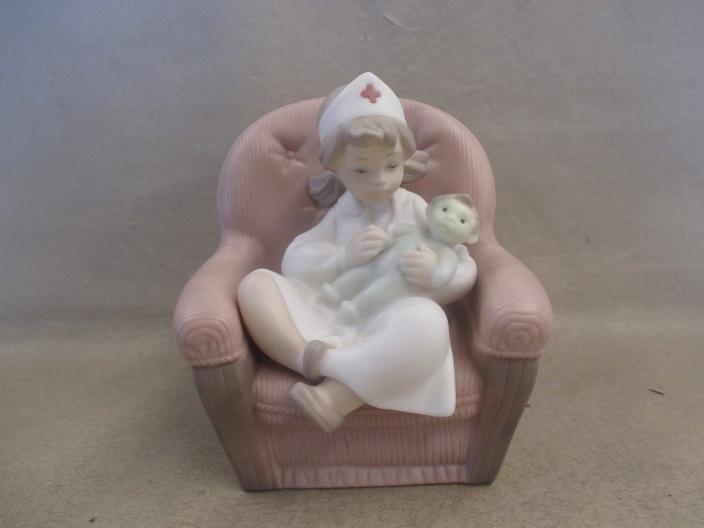 Daisa Golden Memories porcelain figurine