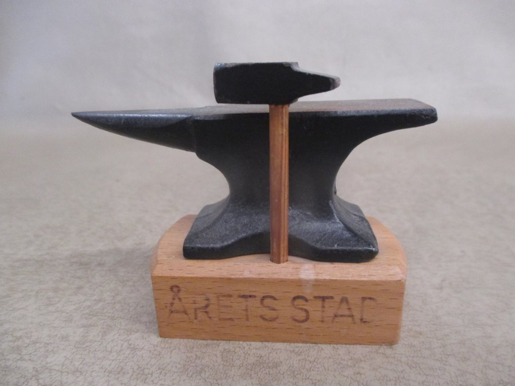 Aretsstad anvil and hammer paper weight