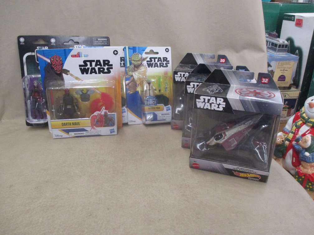 (8) Star Wars action figures and vehicles