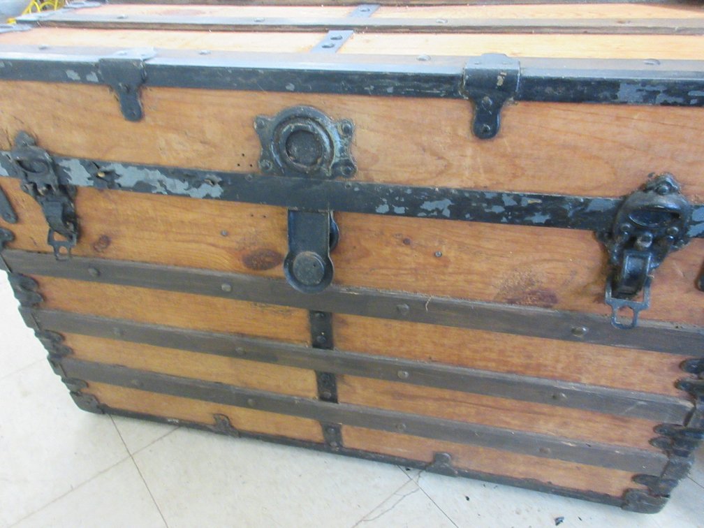 Flat top trunk