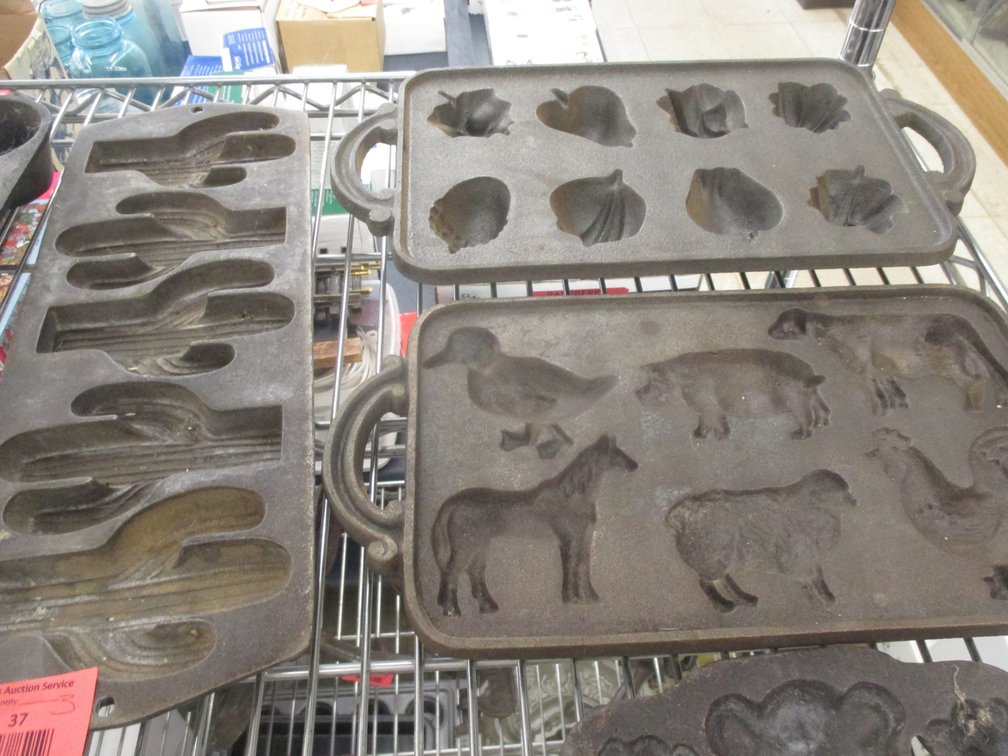 (3) Cast iron mold pans