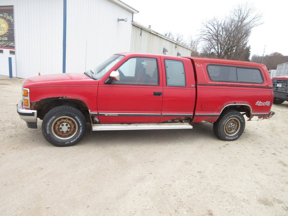 1992 Chevrolet C/K1500 extended cab 4WD pickup (runs & drives - title & registration fees will be charged in addition)
