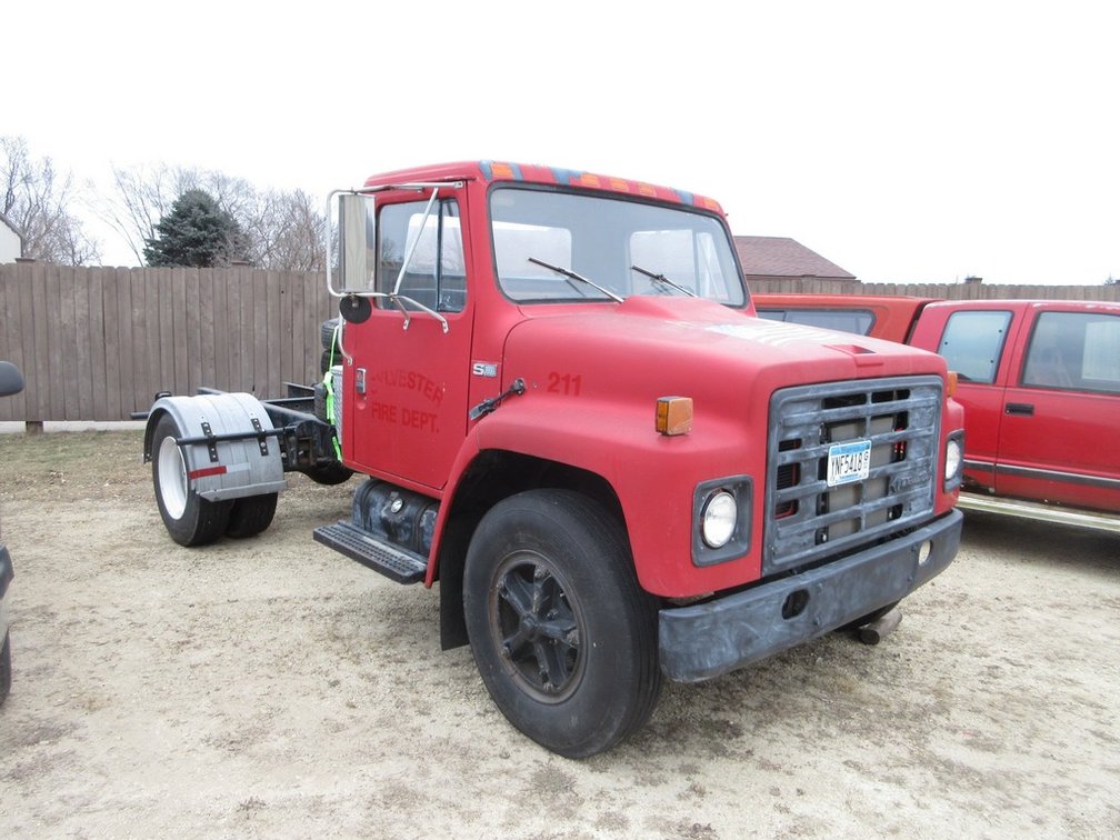 1986 International S-1654 semi tractor (runs & drives, - title & registration fees will be charged in addition)