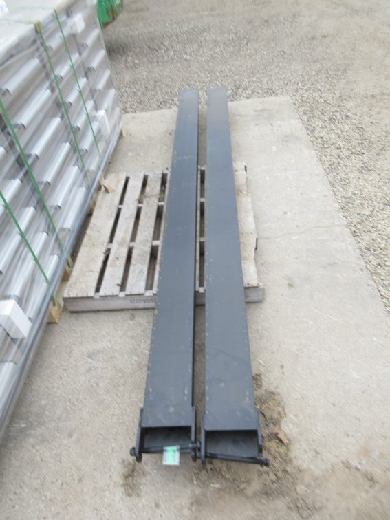 Pair of pallet fork extensions