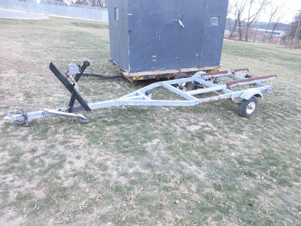Single axle boat trailer