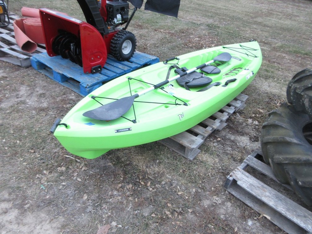 Lifetime Tahoma 100  sit on plastic kayak with paddle