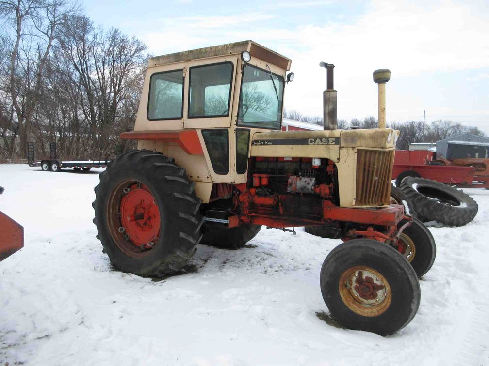 Case Comfort King 1030 diesel tractor (runs, but needs engine work - antifreeze leak)