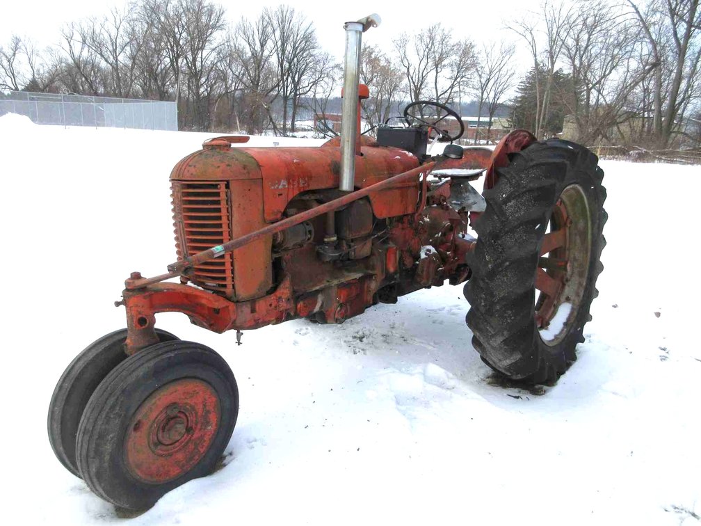 Case DC gas tractor (runs & drives)