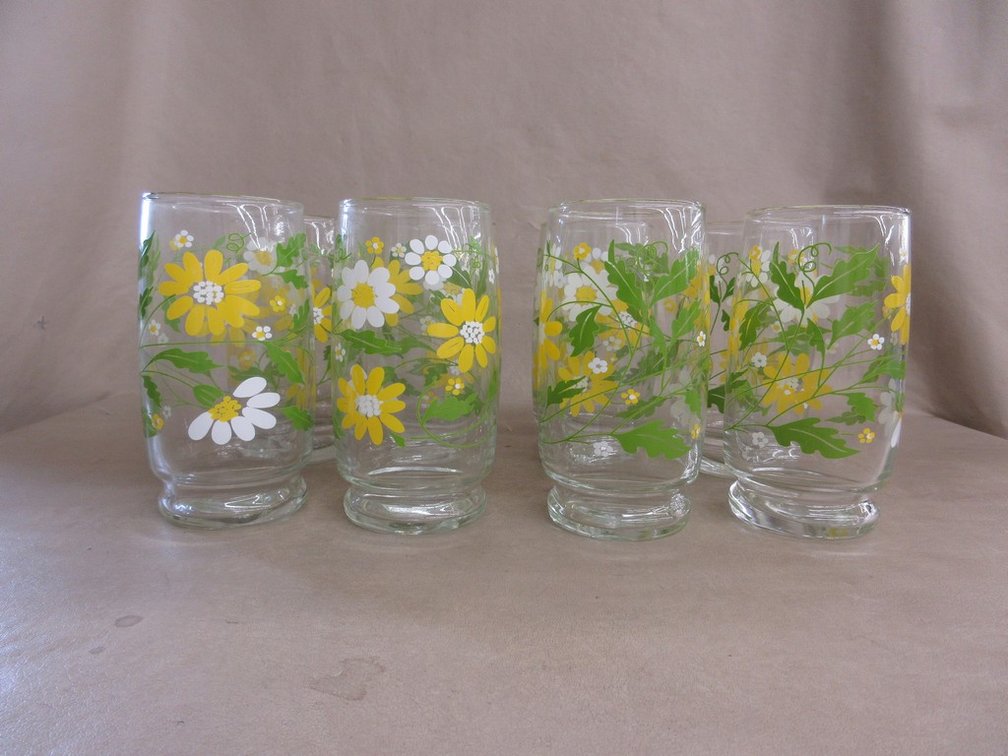 Set of (8) Vintage drinking glasses