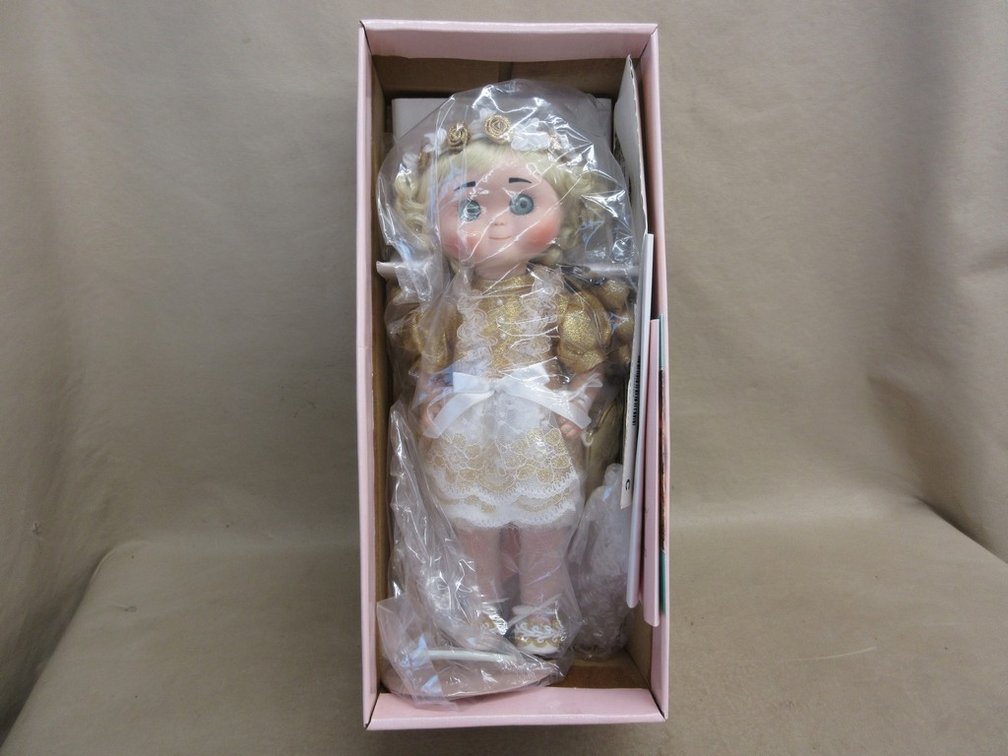 Goebel Bette Ball Vinyl "Tinsel Tingle" doll