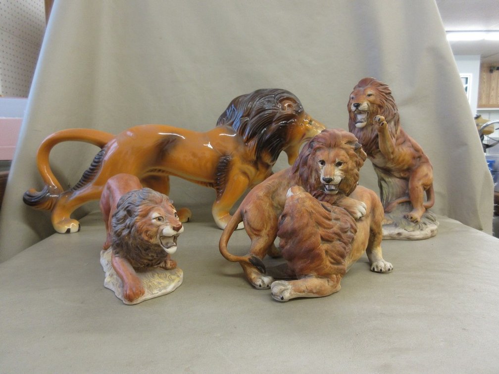 (4) Porcelain lion figurines