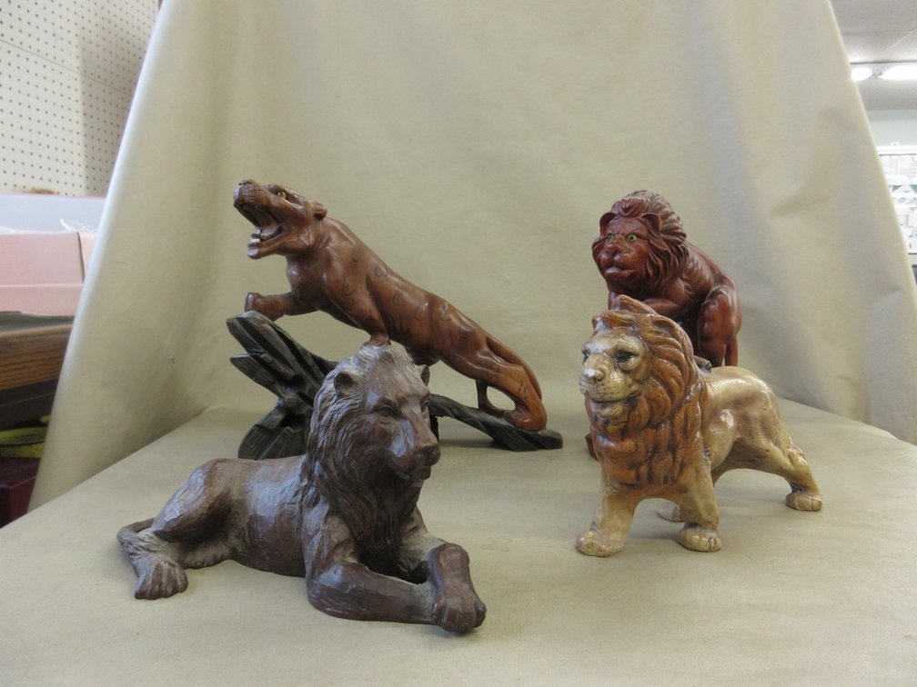 Lion figurine group