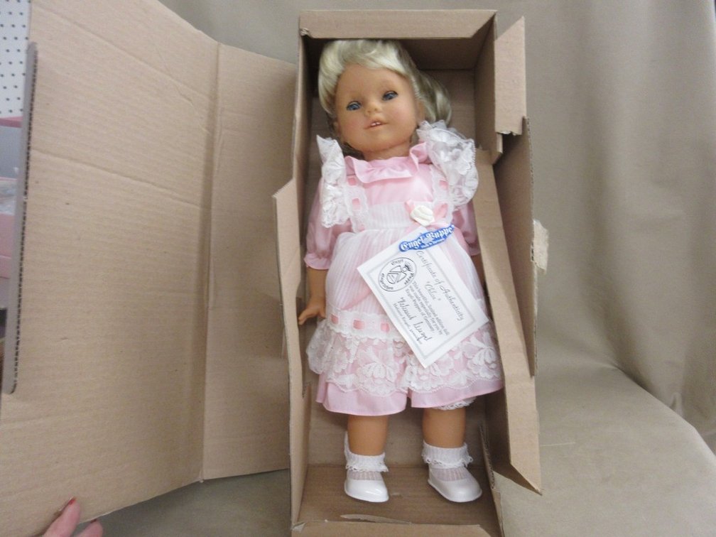 Engel-Puppen "Chloe" porcelain doll