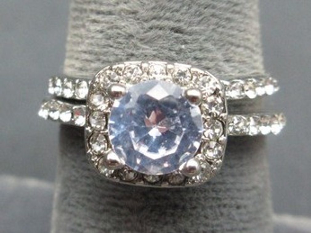 Unmarked silver-tone Wedding ring set