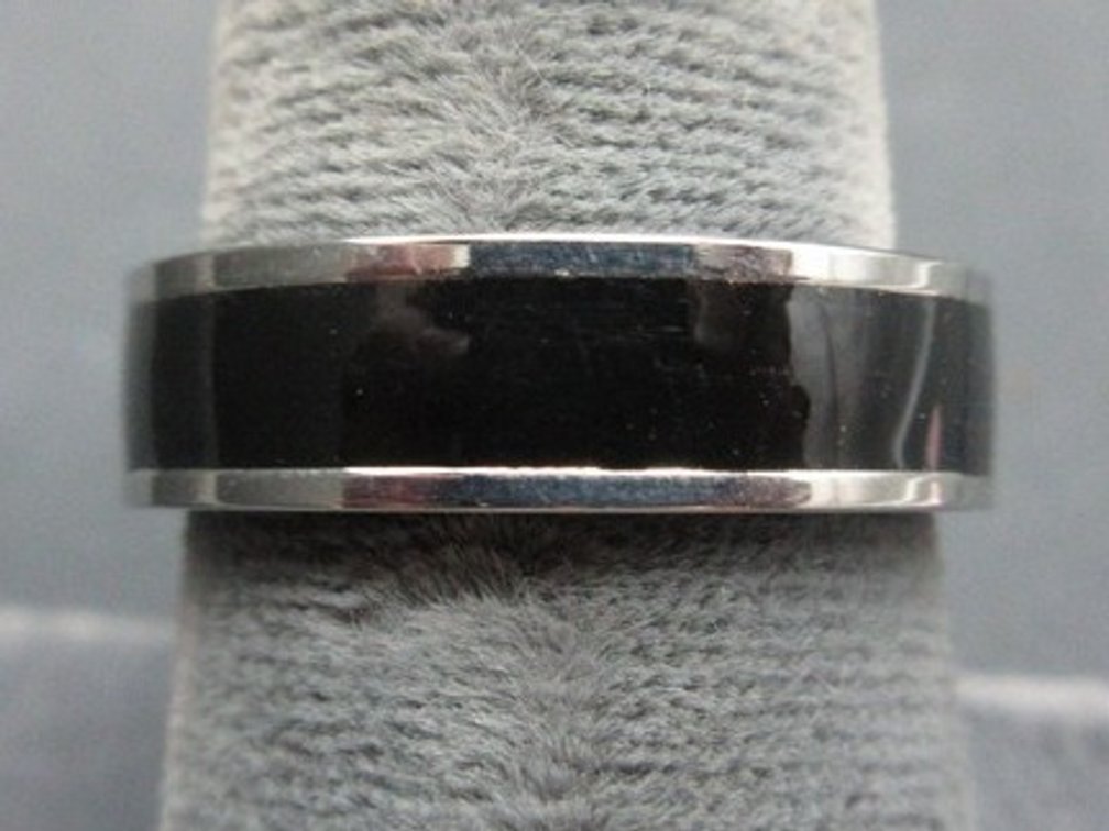 Unmarked silver-tone band ring with black center band