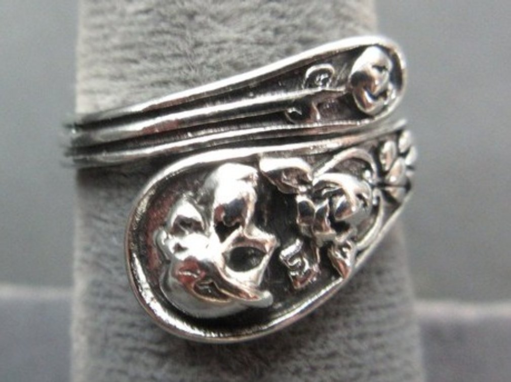 Unmarked silver-tone spoon-style ring