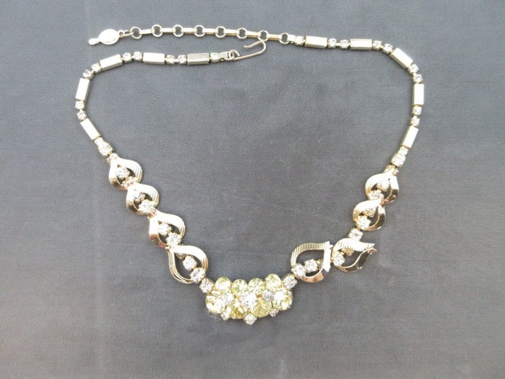 Vintage Sarah Coventry Monte Carlo gold tone necklace 