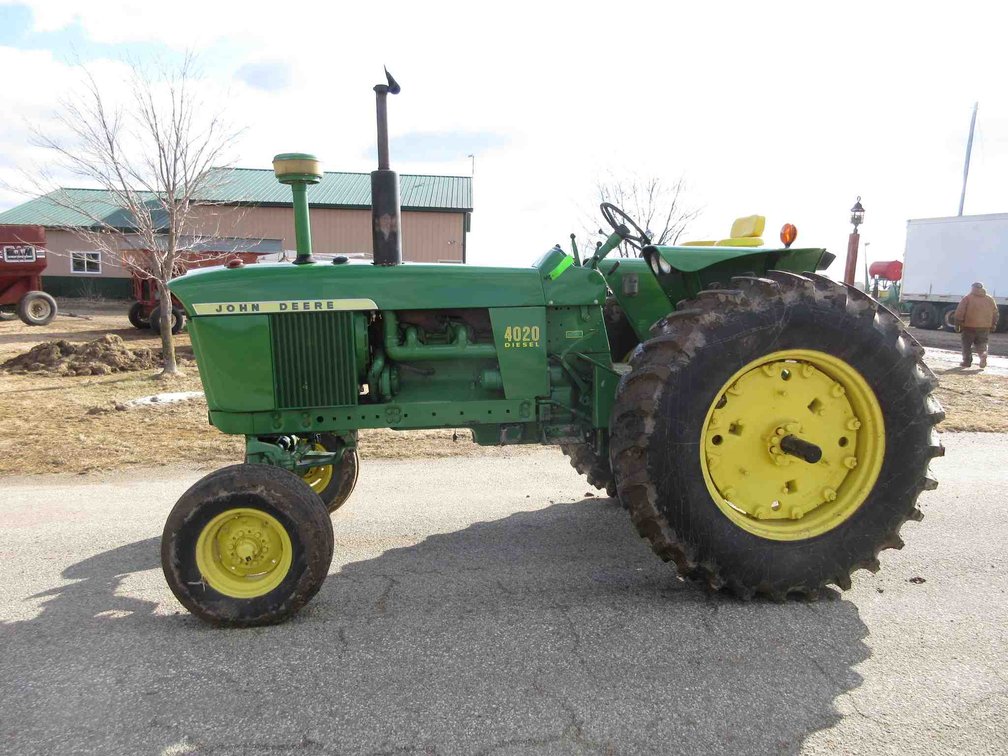 1967 John Deere 4020 diesel tractor (runs & drives - click for video)
